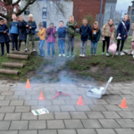 Kinderen lanceren een raket