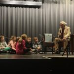 Jan Terlouw in gesprek met kinderen