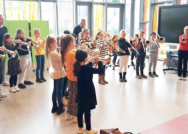 Kinderen van IKC De Brug krijgen trompetles