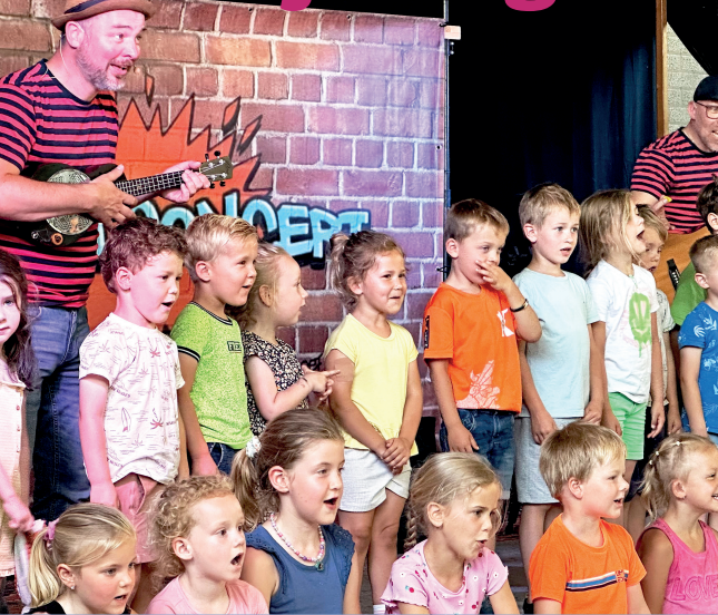 Kinderen zingen tijdens een optreden met TroefTheater