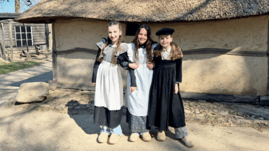 Leerlingen van IKC De Hoge Hoeve in het Openluchtmuseum