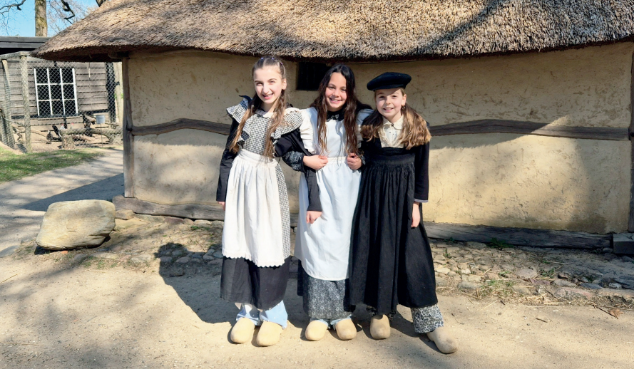 Leerlingen van IKC De Hoge Hoeve in het Openluchtmuseum