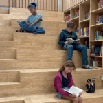 Leerlingen van IKC Remigius zitten te lezen in de schoolbibliotheek