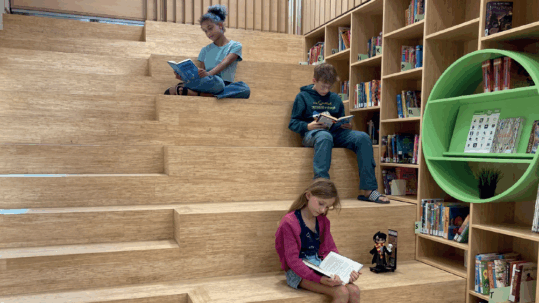 Leerlingen van IKC Remigius zitten te lezen in de schoolbibliotheek