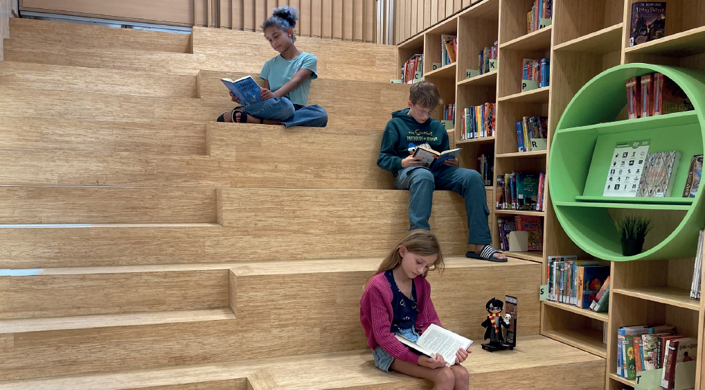 Leerlingen van IKC Remigius zitten te lezen in de schoolbibliotheek