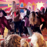 Kinderen van IKC De Brug voeren een dansvoorstelling op.