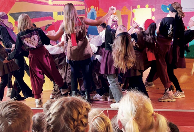 Kinderen van IKC De Brug voeren een dansvoorstelling op.