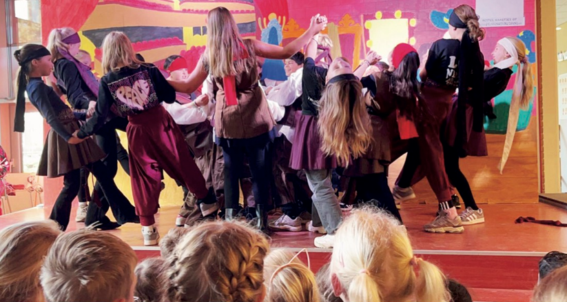 Kinderen van IKC De Brug voeren een dansvoorstelling op.