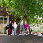 Kinderen van de Bernadetteschool op het schoolplein.