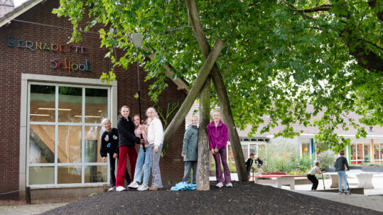 Kinderen van de Bernadetteschool op het schoolplein.