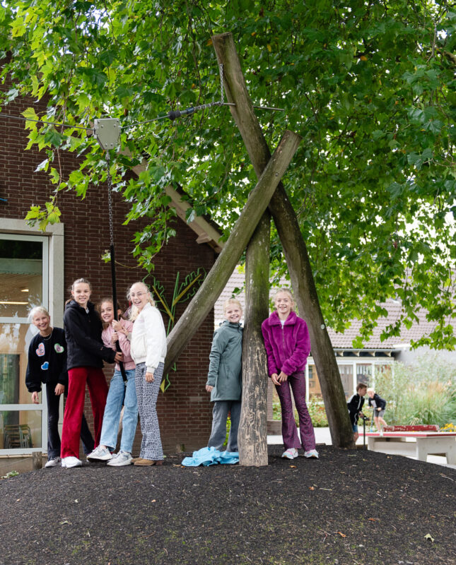 Kinderen van de Bernadetteschool op het schoolplein.