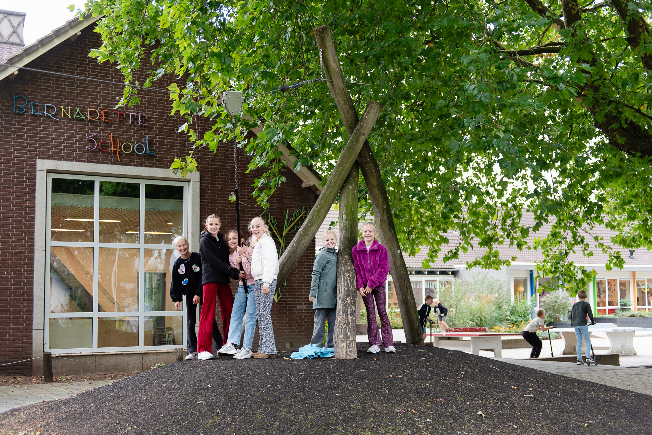 Kinderen van de Bernadetteschool op het schoolplein.