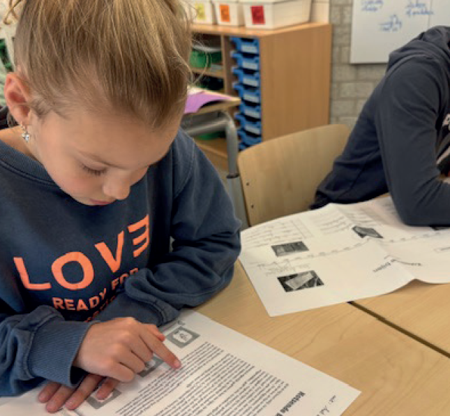 Leerlingen van IKC Kameleon bezig met begrijpend lezen