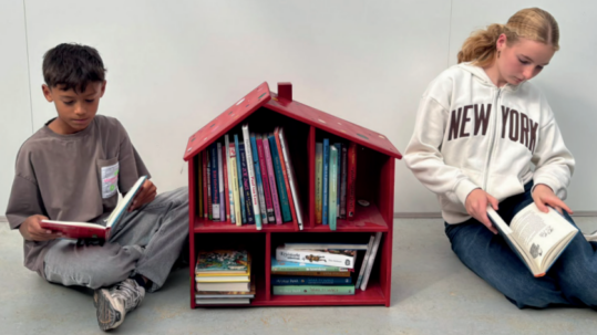 Kinderen van Montessori IKC De Groene Ring zitten lekker te lezen.